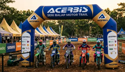 balon gate bengkayang di event balap motor trail bersama sponsor brand italia