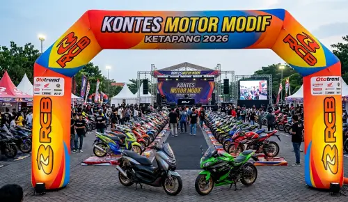 balon gate ketapang pada event kontes dengan brand motor racing