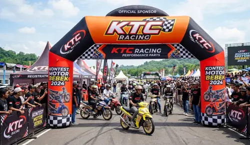 balon gate ketapang pada event kontes motor racing