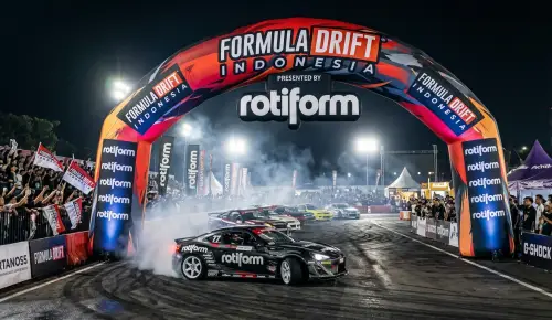 balon gate kubu raya saat event mobil drift dengan sponsor velg mobil