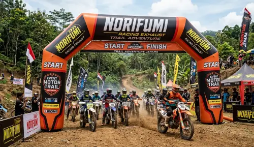 balon gate tanah bambu saat event balap trail dengan sponsor knalpot